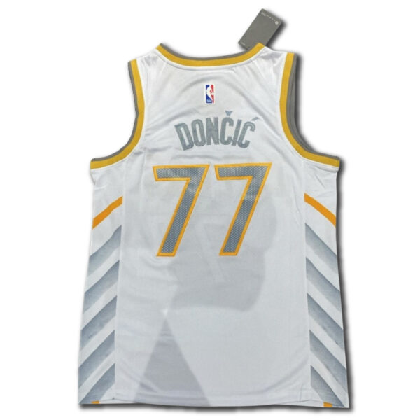 Camiseta Dallas Mavericks // Nº77 Doncic