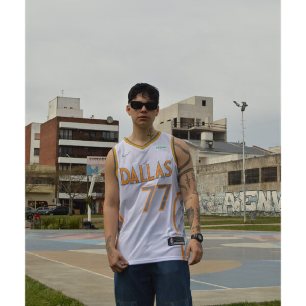 Camiseta Dallas Mavericks // Nº77 Doncic