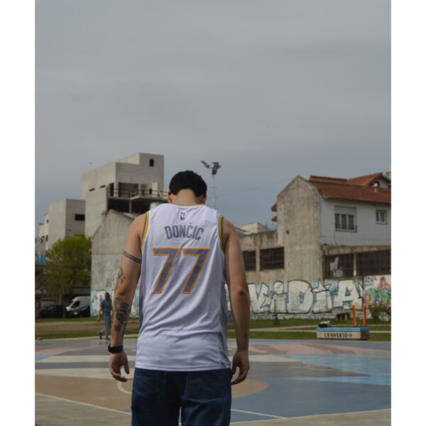 Camiseta Dallas Mavericks // Nº77 Doncic